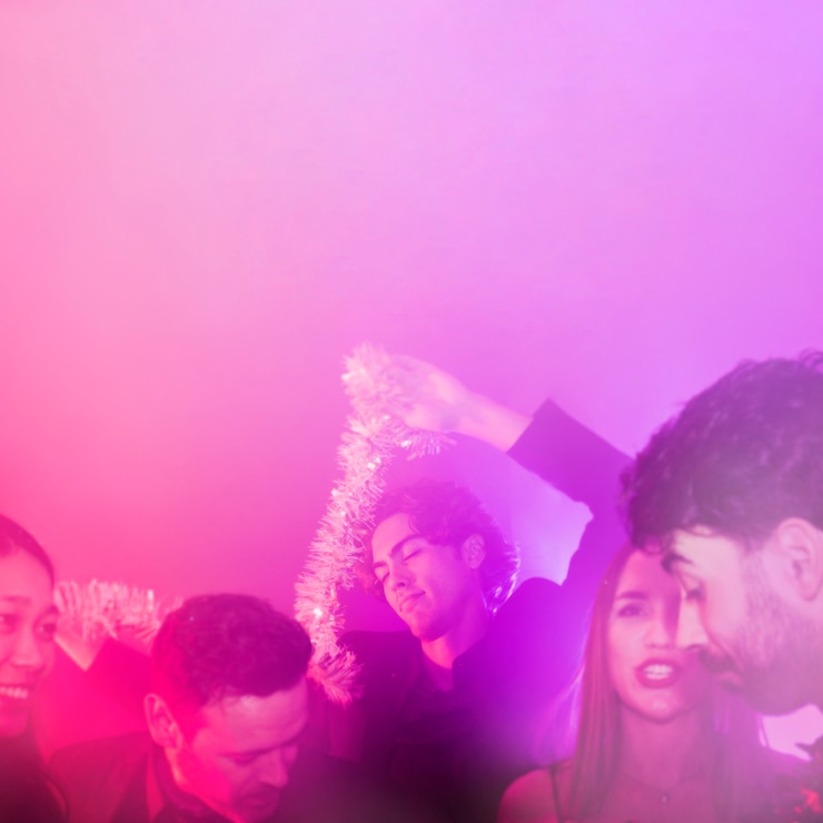Foto gratuito fiesta de año nuevo en discoteca con hombre bailando