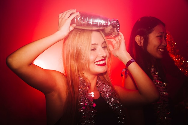 Fiesta de año nuevo en discoteca con mujer feliz