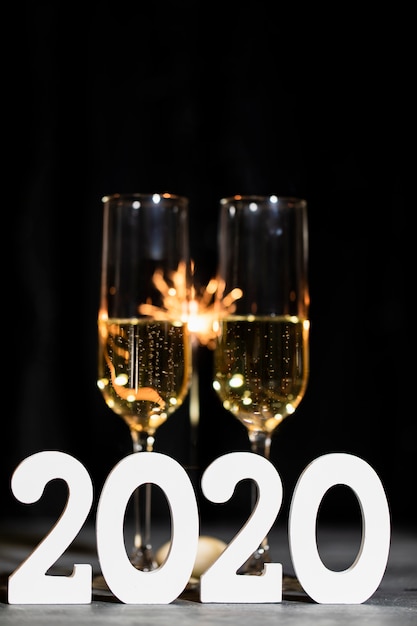 Fiesta de año nuevo por la noche con champaña
