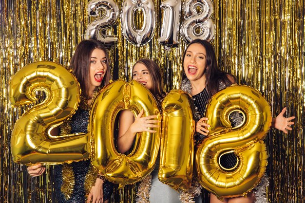 Fiesta de año nuevo con tres amigas