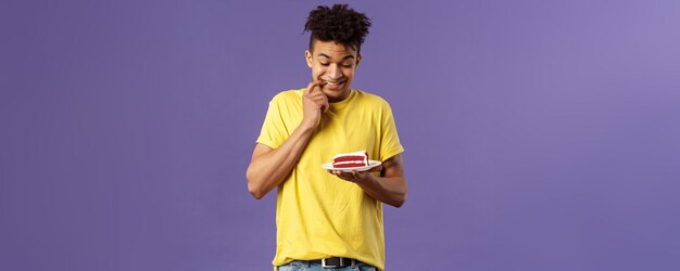 Fiesta de celebración y concepto de vacaciones retrato de novio no puede resistir la tentación de comer la última pieza