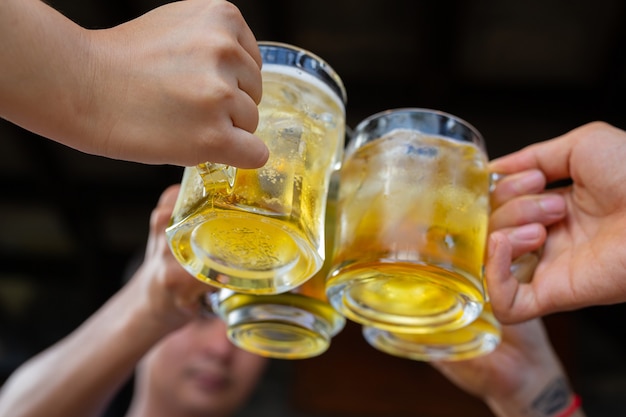 Fiesta de la cerveza con amigos en casa, concepto del Día Internacional de la Cerveza.