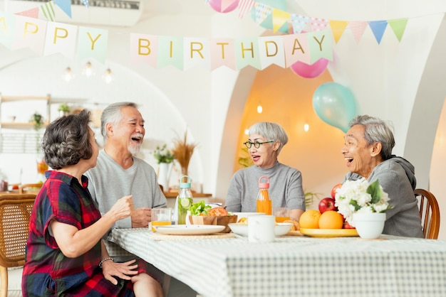 Fiesta de cumpleaños en el grupo de guardería para personas mayores de mujeres asiáticas ancianas, hombres, mujeres, risa, sonrisa, conversación positiva, saludo en la fiesta de cumpleaños de un amigo en el hogar de ancianos, guardería para personas mayores, cumpleaños de mujer mayor