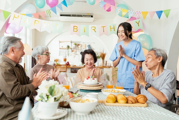 Fiesta de cumpleaños en el grupo de guardería para personas mayores de mujeres asiáticas ancianas, hombres, mujeres, risa, sonrisa, conversación positiva, saludo en la fiesta de cumpleaños de un amigo en el hogar de ancianos, guardería para personas mayores, cumpleaños de mujer mayor