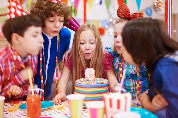 La fiesta de cumpleaños no se puede celebrar sin el pastel con vela.