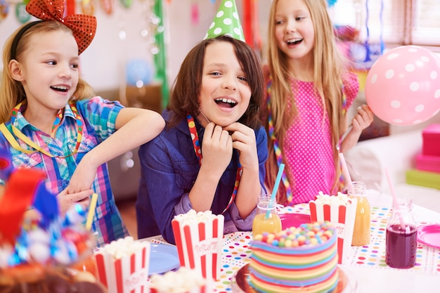 Foto gratuita fiesta de cumpleaños solo con los mejores amigos