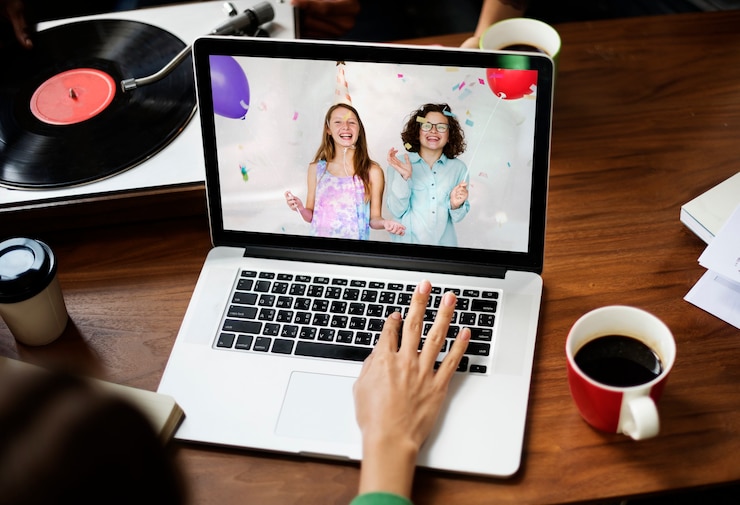 Foto gratuito fiesta de cumpleaños virtual a través de una videollamada en una computadora portátil en la nueva normalidad