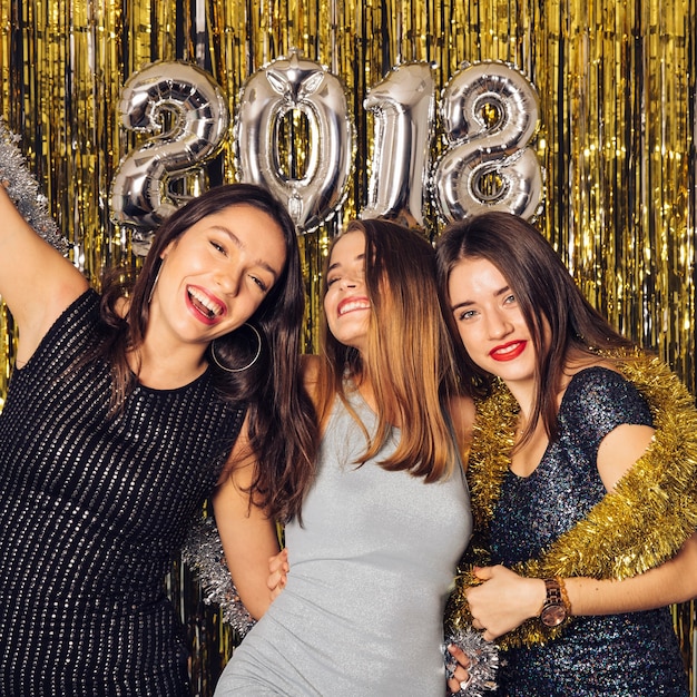 Fiesta de discoteca de año nuevo con amigas alegres