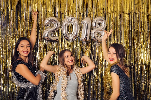 Foto gratuita fiesta de discoteca de año nuevo con chicas celebrando