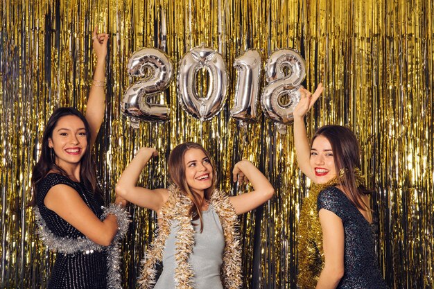 Fiesta de discoteca de año nuevo con chicas celebrando