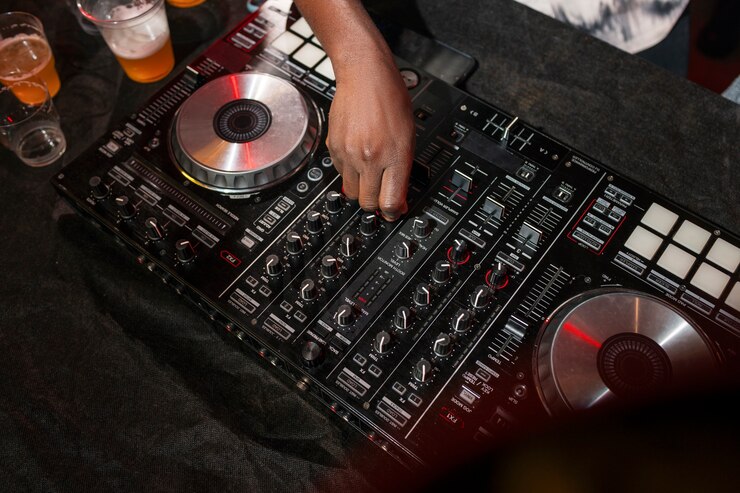 Foto gratuito fiesta divertida con el dj