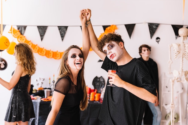 Fiesta de Halloween con decoraciones y vampiros bailando