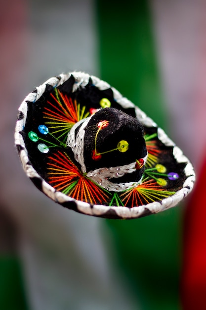 Foto gratuita fiesta mexicana de sombrero colorido de alto ángulo