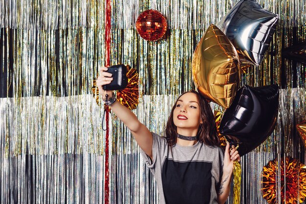 Fiesta mujer haciendo selfie