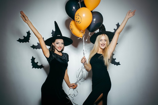 Fiesta de las mujeres en trajes de Halloween