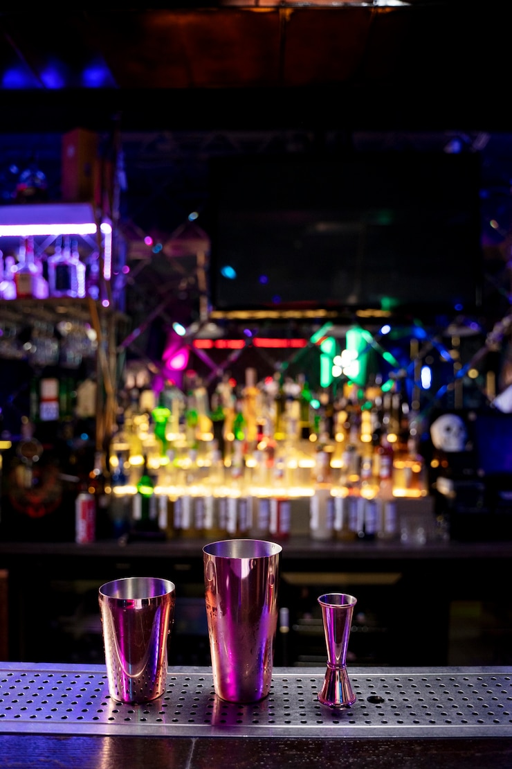 Foto gratuito fiesta nocturna con bebidas en el bar