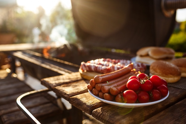 Fiesta de parrilla de barbacoa. Comida sabrosa en el escritorio de madera.