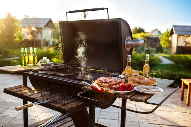 Fiesta de parrilla de barbacoa. Comida sabrosa en el escritorio de madera.