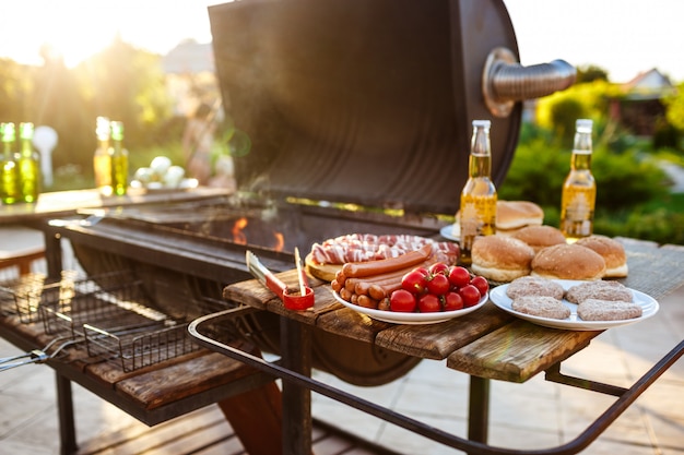 Fiesta de parrilla de barbacoa. Comida sabrosa en el escritorio de madera.