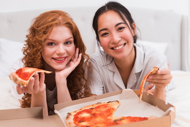 Fiesta de pijama de novias con pizza