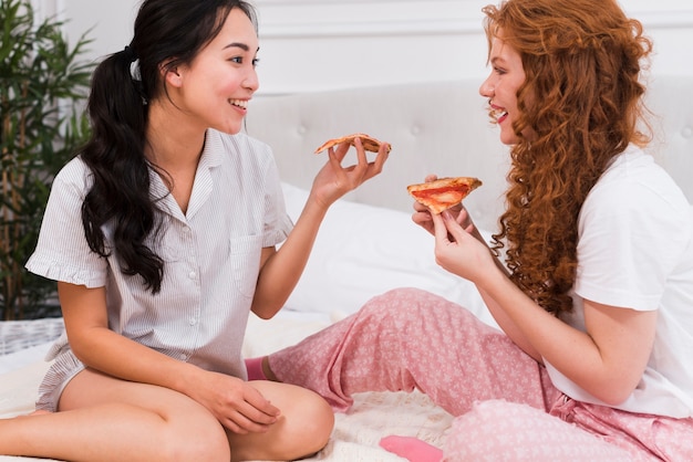 Fiesta de pijama con pizza en casa
