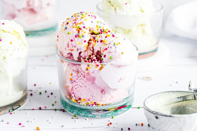 Fiesta de postres con helado de fresa cubierto con funfetti sprinkles