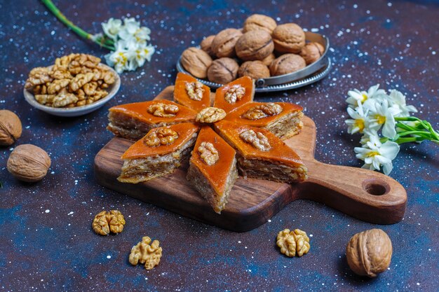 Fiesta tradicional de Azerbaiyán Novruz dulces pakhlavas.