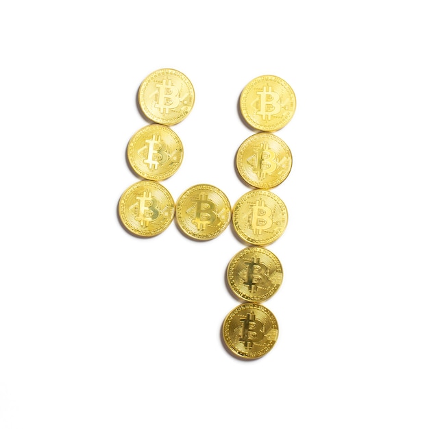 Foto gratuita la figura de 4 presentado de monedas bitcoin y aislado sobre fondo blanco.