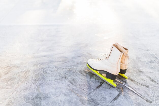 Figura patines sobre hielo agrietado