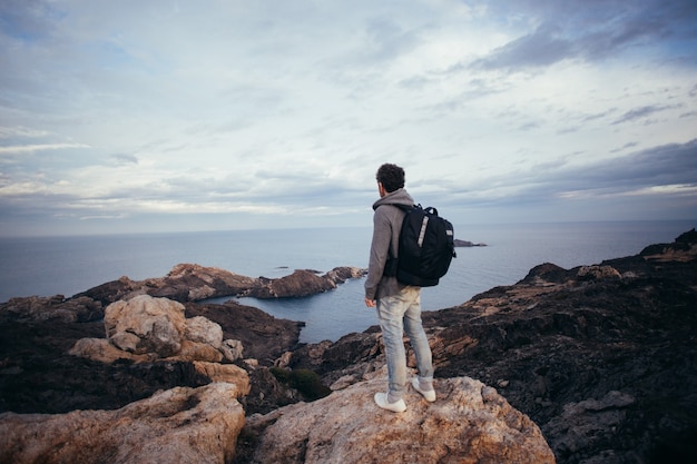 Figura solitaria o aventurero y explorador con mochila grande para dron