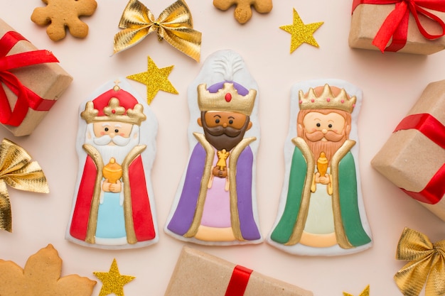 Foto gratuita figuras comestibles de galletas royalty con estrellas y regalos