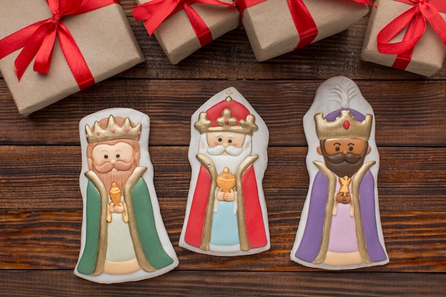 Foto gratuita figuras comestibles de galletas royalty con regalos
