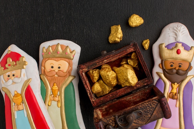 Foto gratuita figuras de galletas de realeza y cofre llenos de mineral de oro