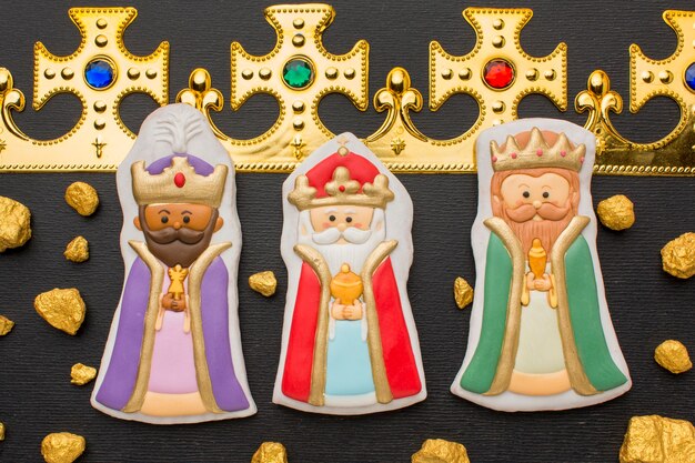 Figuras de galletas de realeza y corona dorada
