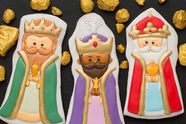 Foto gratuita figuras de galletas de realeza y minerales de oro