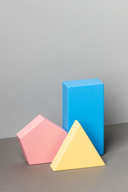 Figuras geométricas minimalistas con espacio de copia.