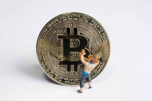 Figuras de macro minero trabajando en bitcoin. concepto de minería de criptomonedas virtuales