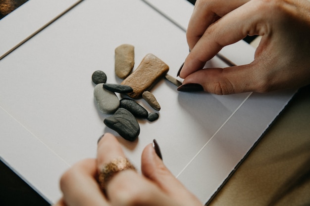 Foto gratuita figuras de piedra incrustadas en el papel en blanco