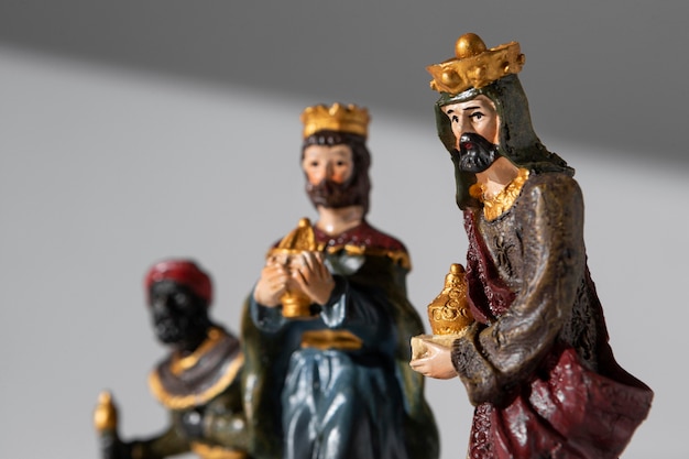 Foto gratuita figuras de reyes del día de la epifanía con coronas