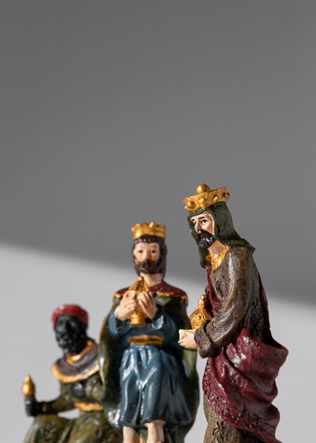 Figuras de reyes del día de la epifanía con espacio de copia