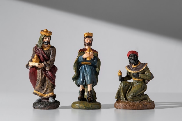 Foto gratuita figuras de reyes del día de la epifanía