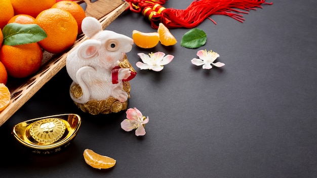 Foto gratuita figurita de rata y flor de cerezo año nuevo chino