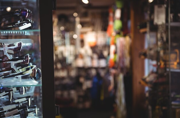 Fijación de esquí en rejilla en tienda