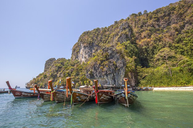 Fila de barcos en el agua en un día soleado