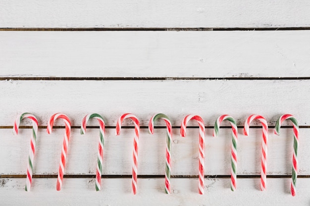 Fila de bastones de caramelo para navidad