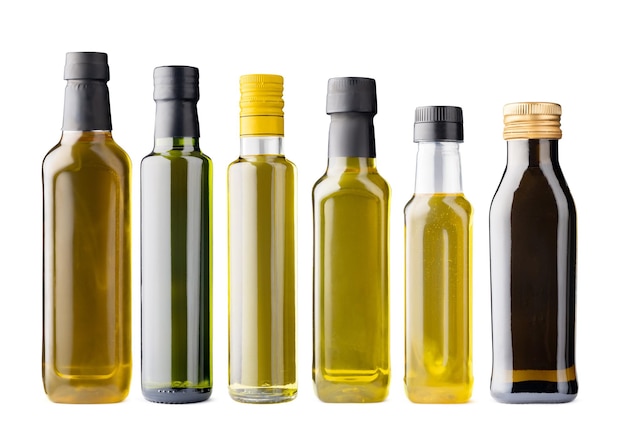 Fila de botellas de aceite de oliva aislado en blanco
