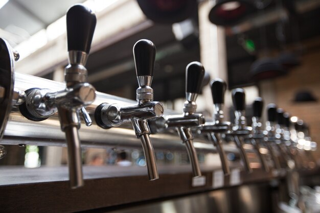 Fila de grifos de cerveza en Pub