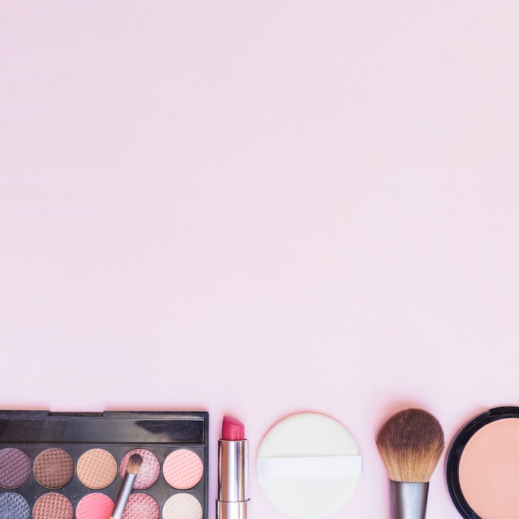 Foto gratuito fila inferior del producto de cosméticos en fondo rosado