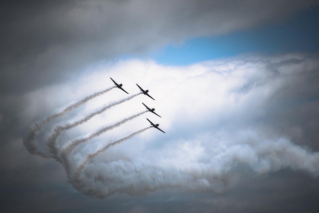 Fila de jets volando en el cielo en celebración