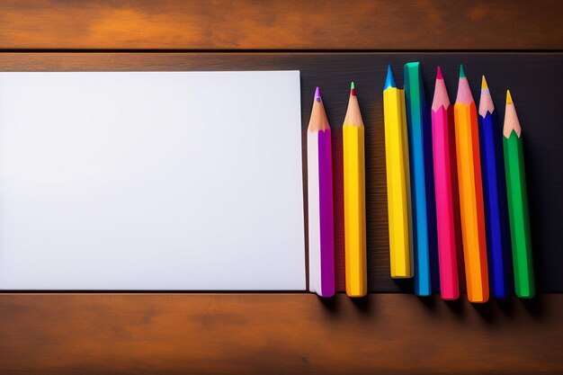 Una fila de lápices de colores sobre una mesa de madera